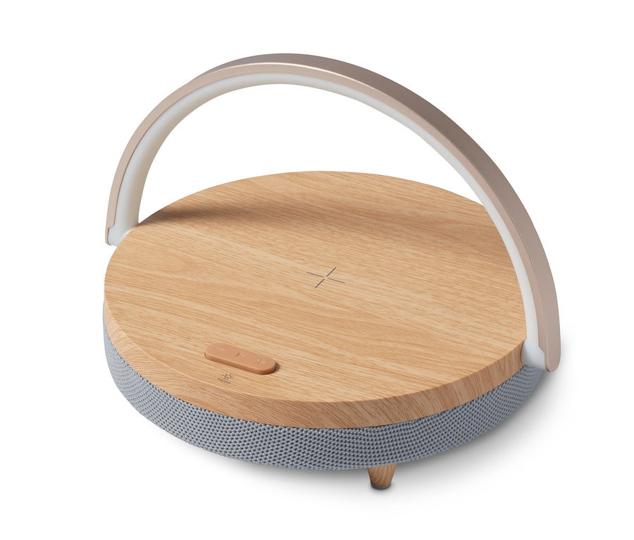 Reproduktor s bluetooth, bezdrôtovou nabíjačkou a LED nočným svetlom na bielom pozadí.