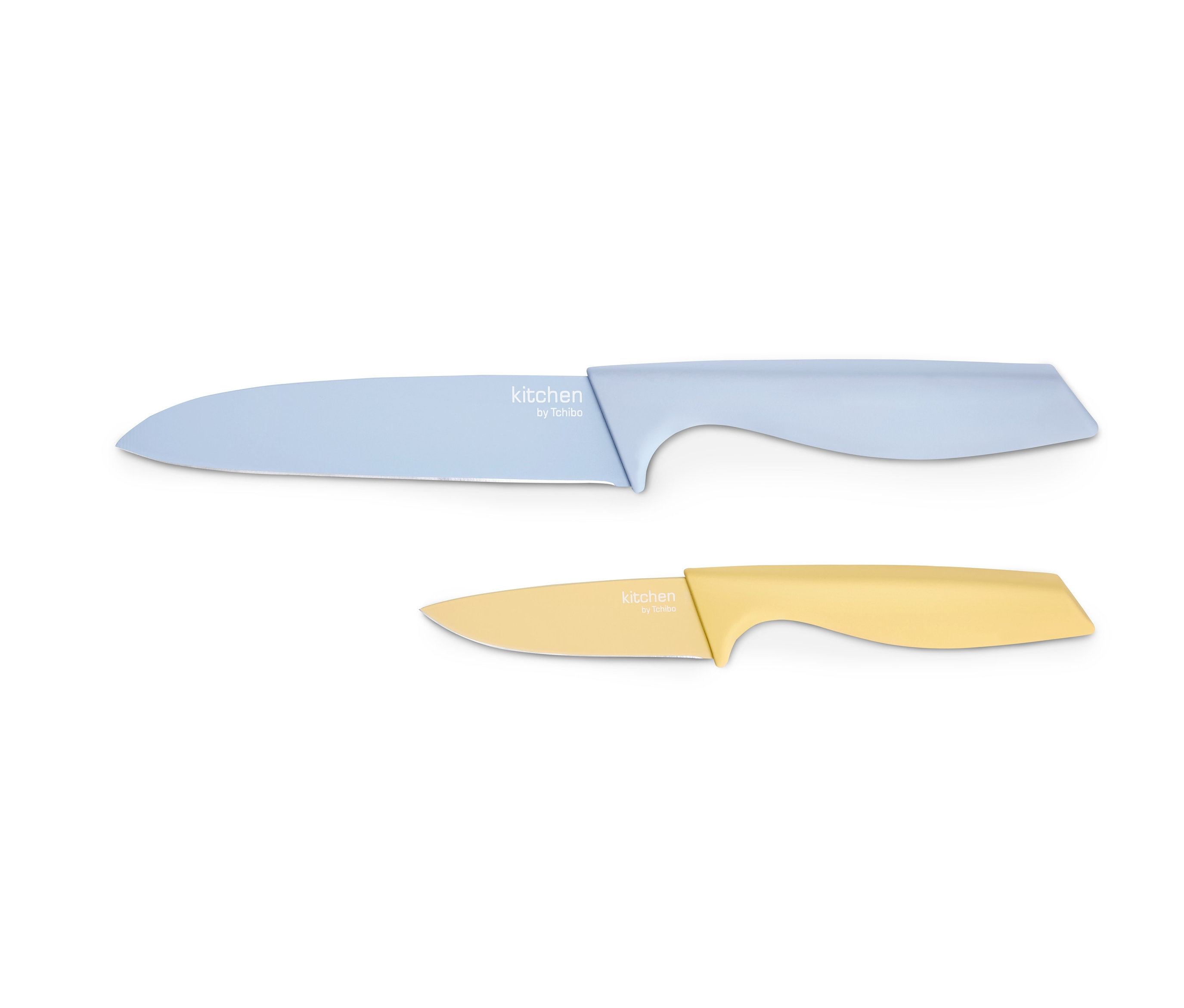 Dva kuchynské nože zo súpravy kuchynských nožov ležia na bielom pozadí.