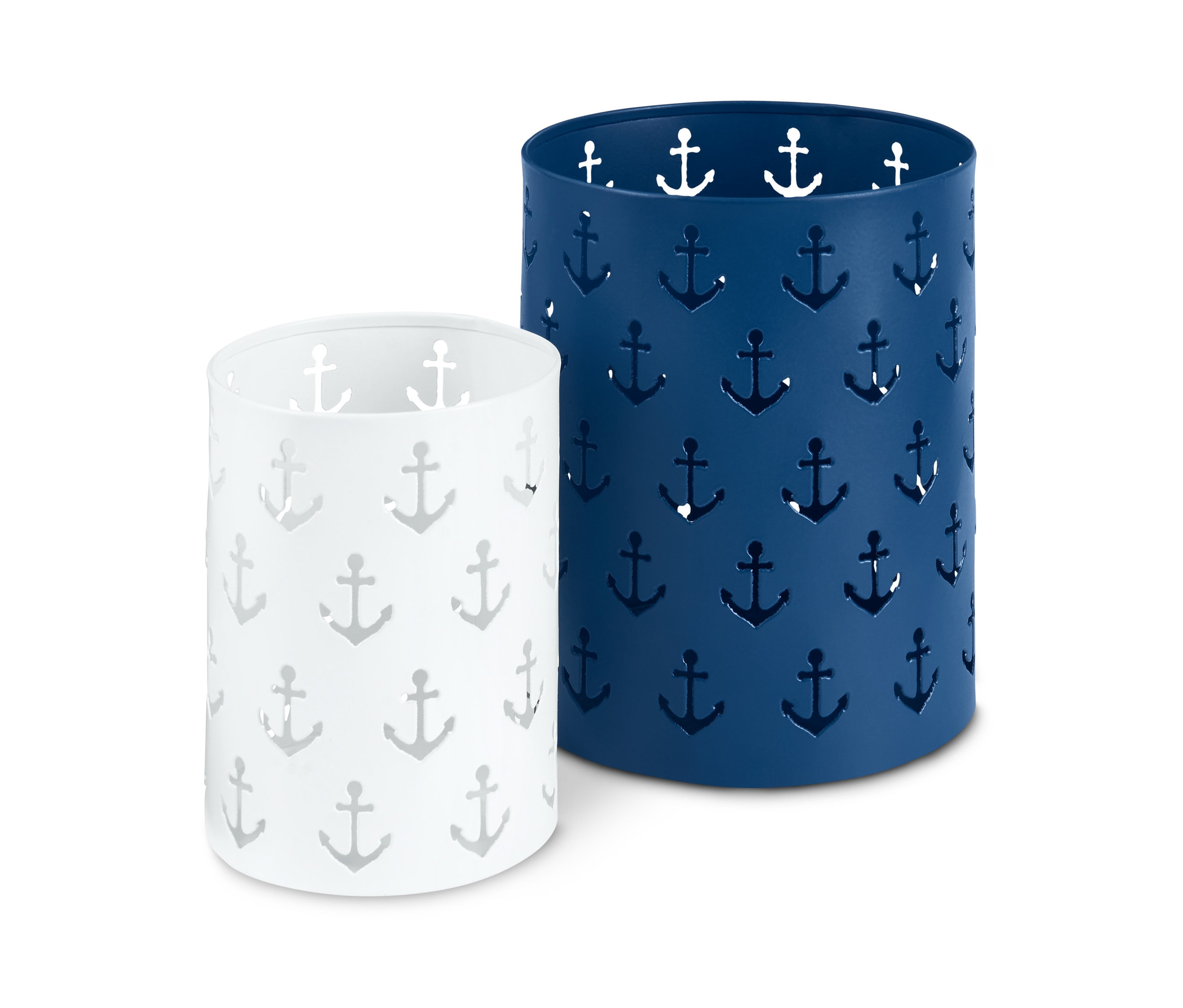 Dva svietniky: biely a modrý, s vyrezávanými vzormi kotiev.