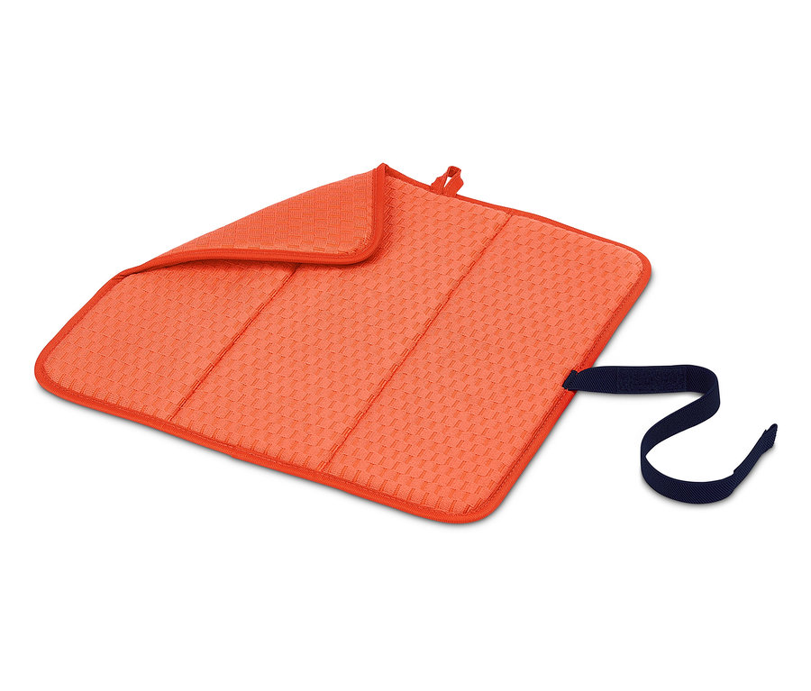 Oranžová skladacia odkvapkávacia podložka s modrým pútkom.