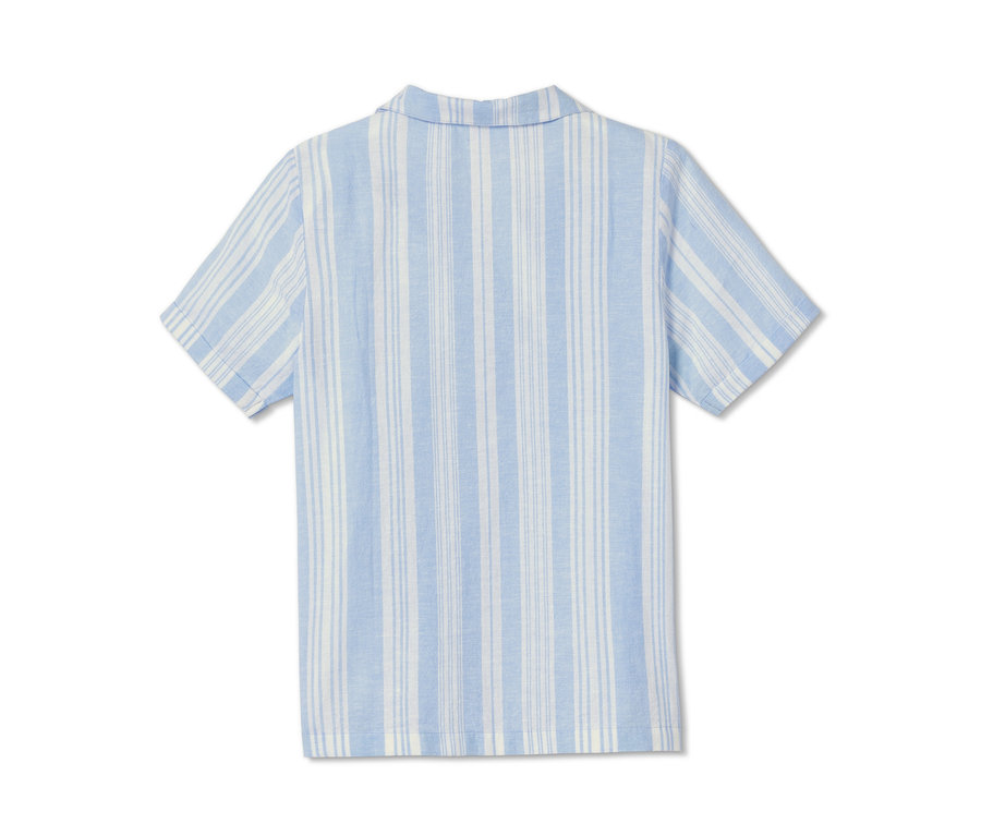 Pohľad zozadu na košeľu s krátkym rukávom z biobavlny s modrými a bielymi zvislými pruhmi.