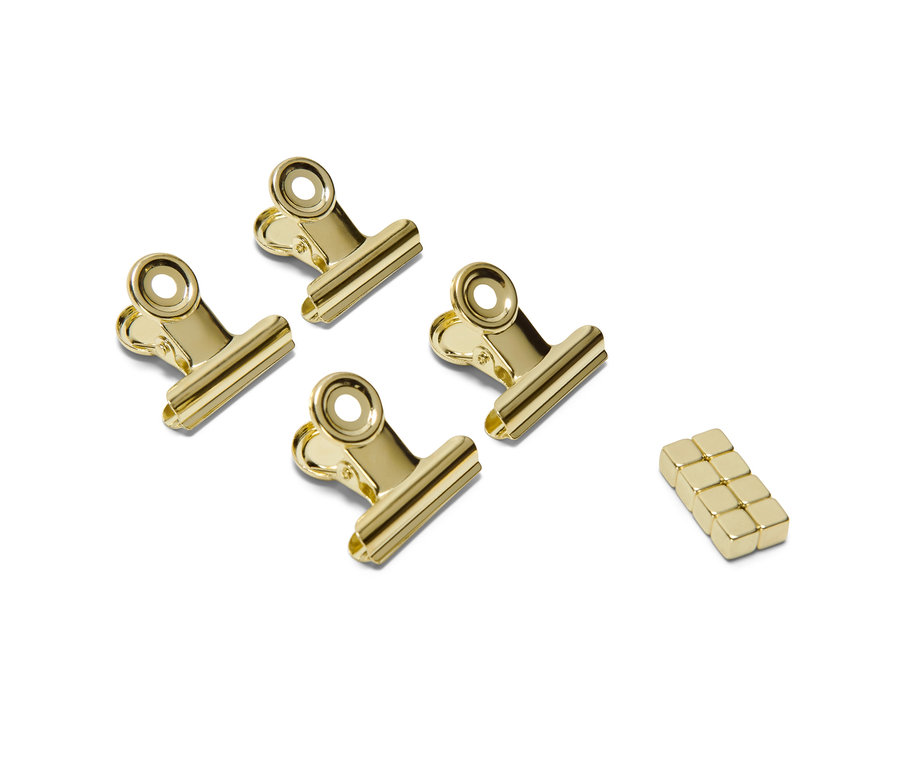 Štyri zlaté magnetické spony a súprava magnetov na bielom pozadí.