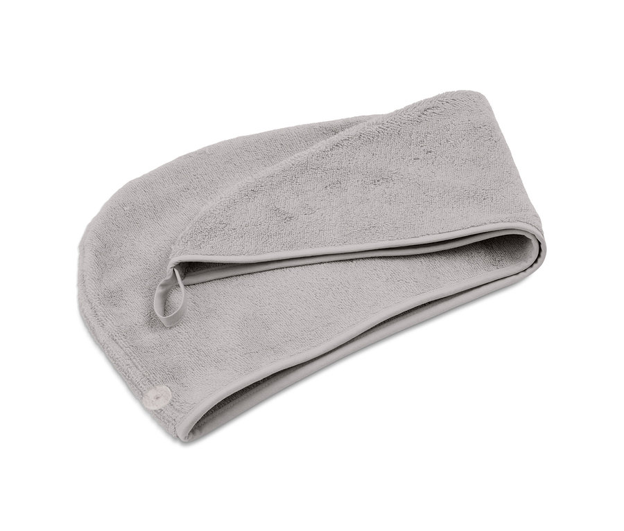 Sivý uterákový turban na bielom pozadí.