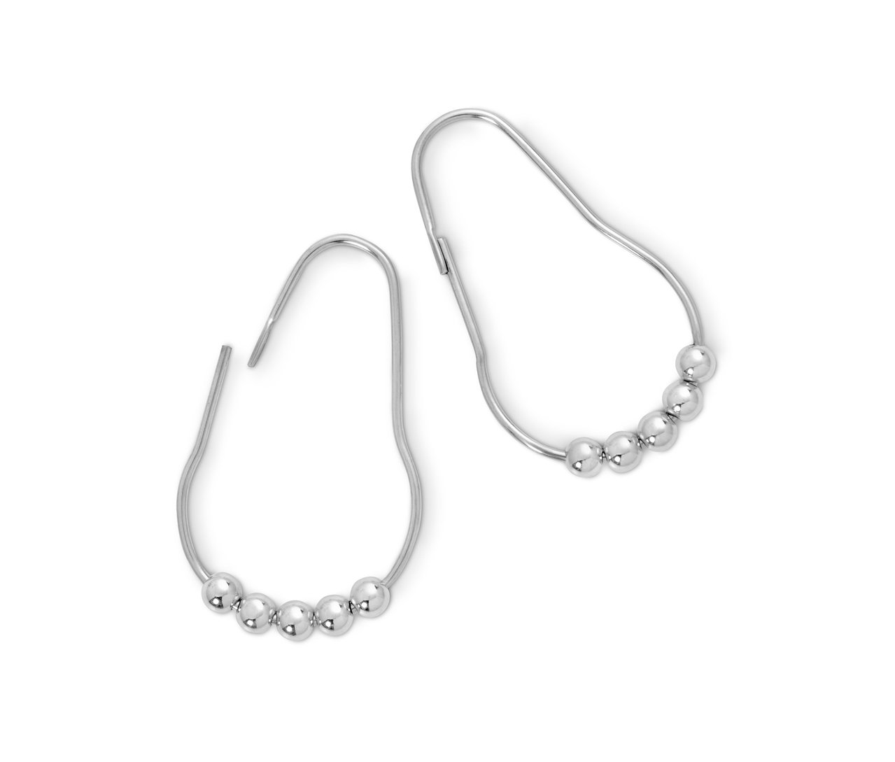 Dva strieborné háčiky na sprchový záves s guľôčkami na bielom pozadí.