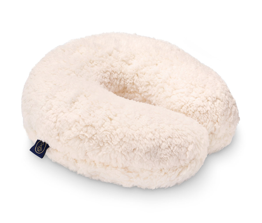 Krémový šijový vankúšik z viskoelastickej peny na bielom pozadí.