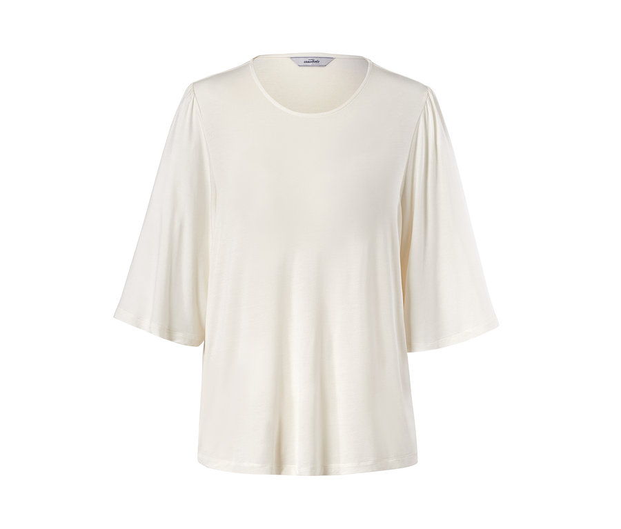 Biele tričko s krídelkovými rukávmi.