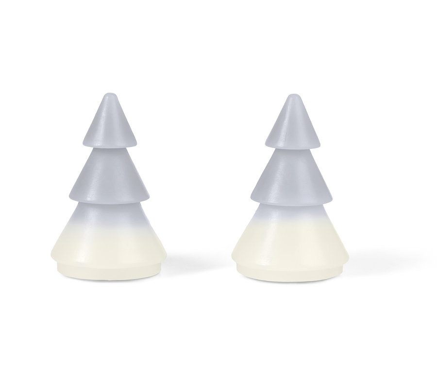 Dve jedličky z pravého vosku s LED stoja na bielom pozadí.