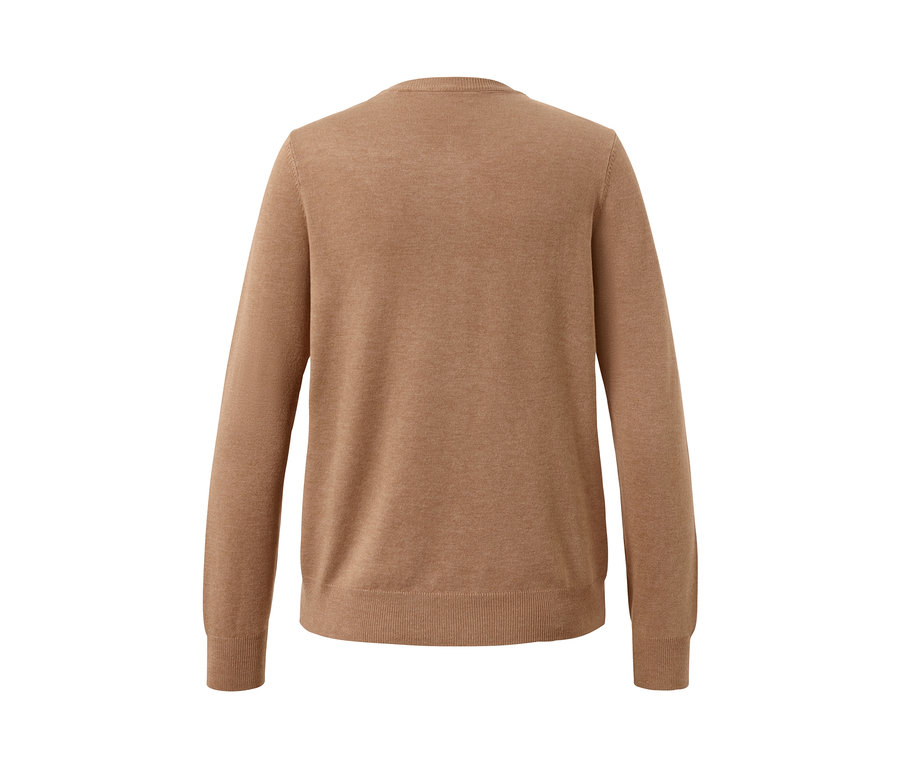 Detail hnedého kardigánu z jemného úpletu.