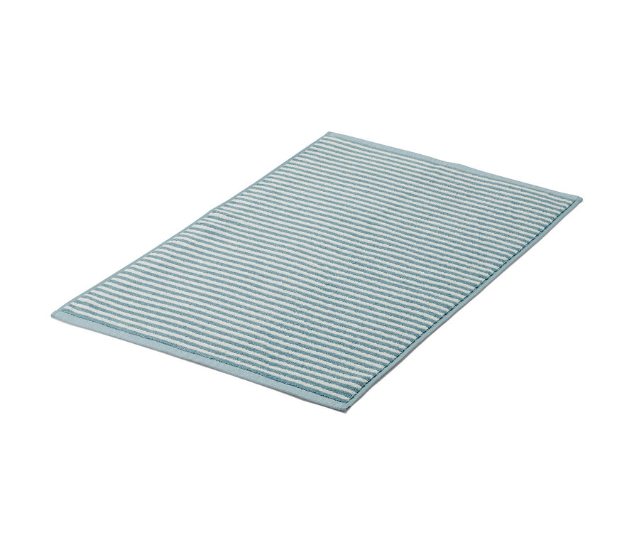 Modrá kvalitná predložka pred sprchovací kút s bielymi prúžkami.