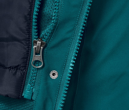 Detail petrolejového outdoorového kabáta 3 v 1 s vestou, zips a gombík.