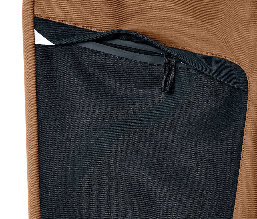 Detail detských softshellových nohavíc s vreckom na zips.