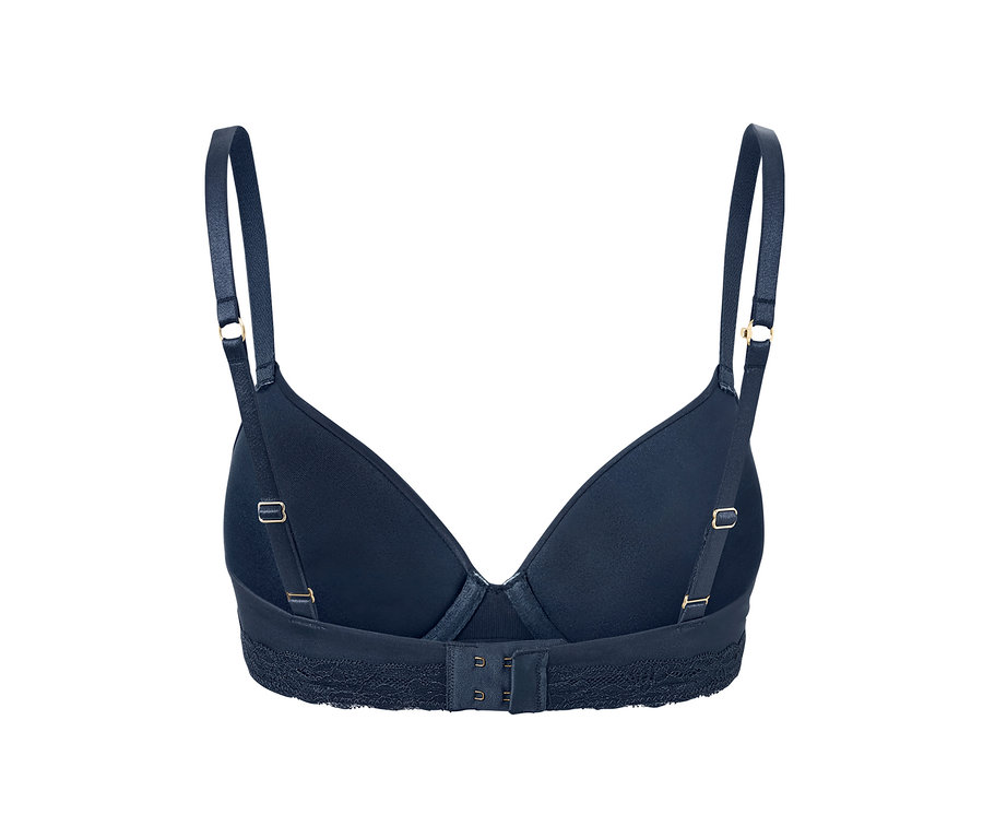 Detailný pohľad zozadu na tmavomodrú podprsenku pod tričko s čipkovaným lemom.