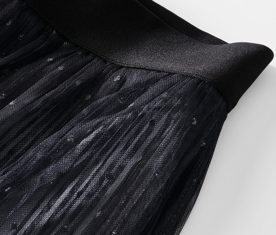 Detail plisovanej tylovej sukne s farebným prechodom.