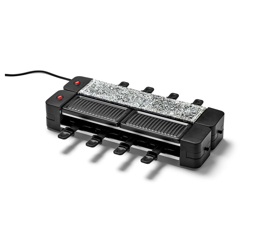 Detailný záber na čierny, sklopný raclette gril so šedou žulovou doskou a ôsmimi panvičkami.