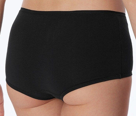 Detailný záber na ženu v čiernych šortkách SCHIESSER s biobavlnou, 2 ks.