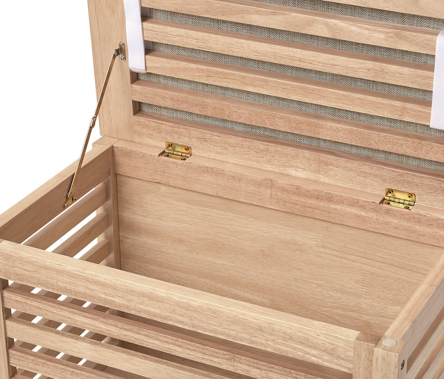 Otvorená truhlica z masívneho dreva s vankúšom.