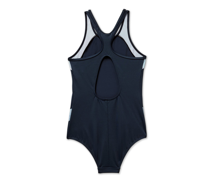 Pohľad zozadu na detské plavky.