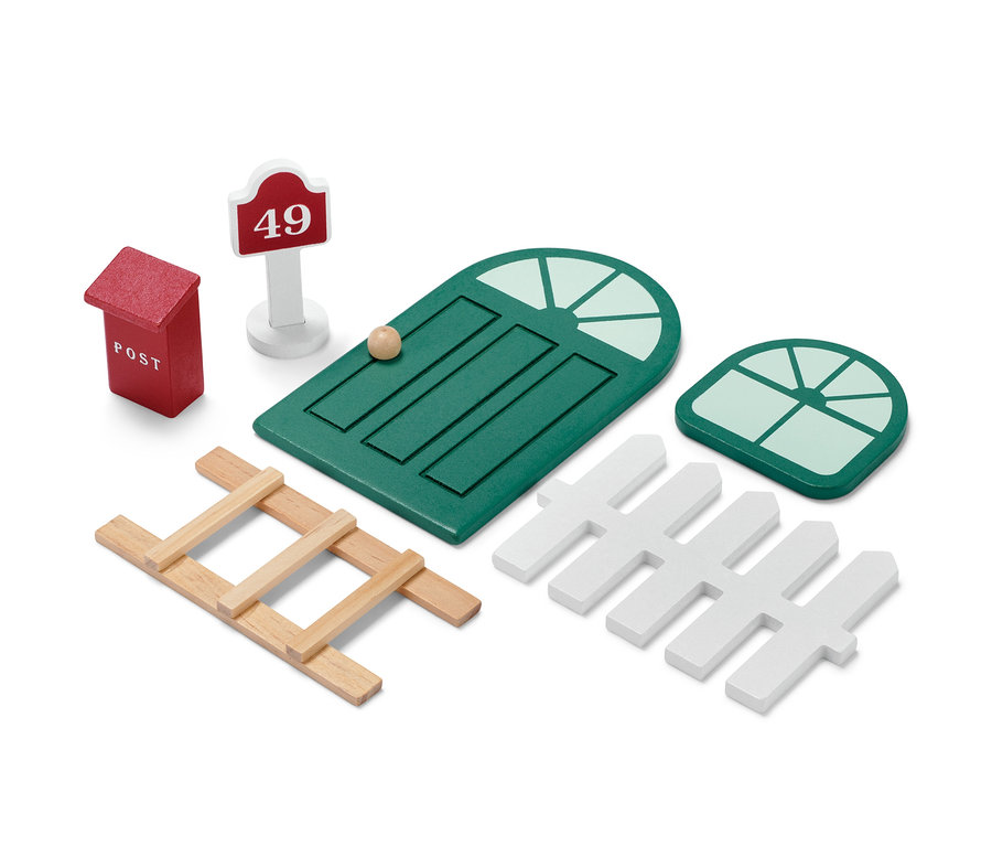 Súprava nábytku pre škriatkov so zelenými dverami, oknom, poštovou schránkou, rebríkom a plotom.