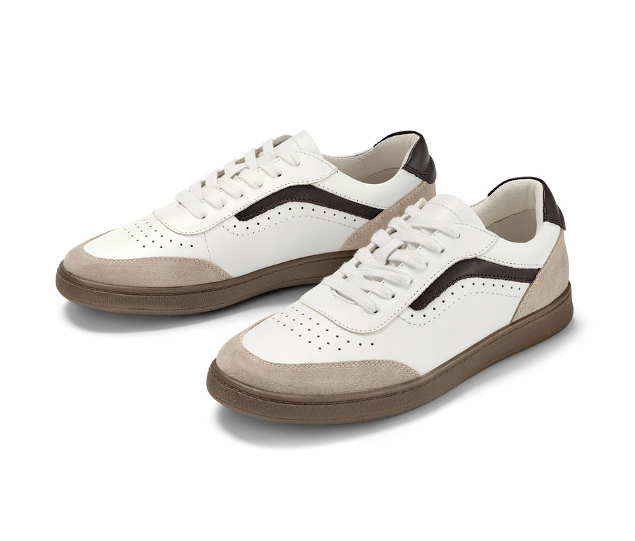 Dvoje kožené tenisky bielej farby s hnedými detailmi.