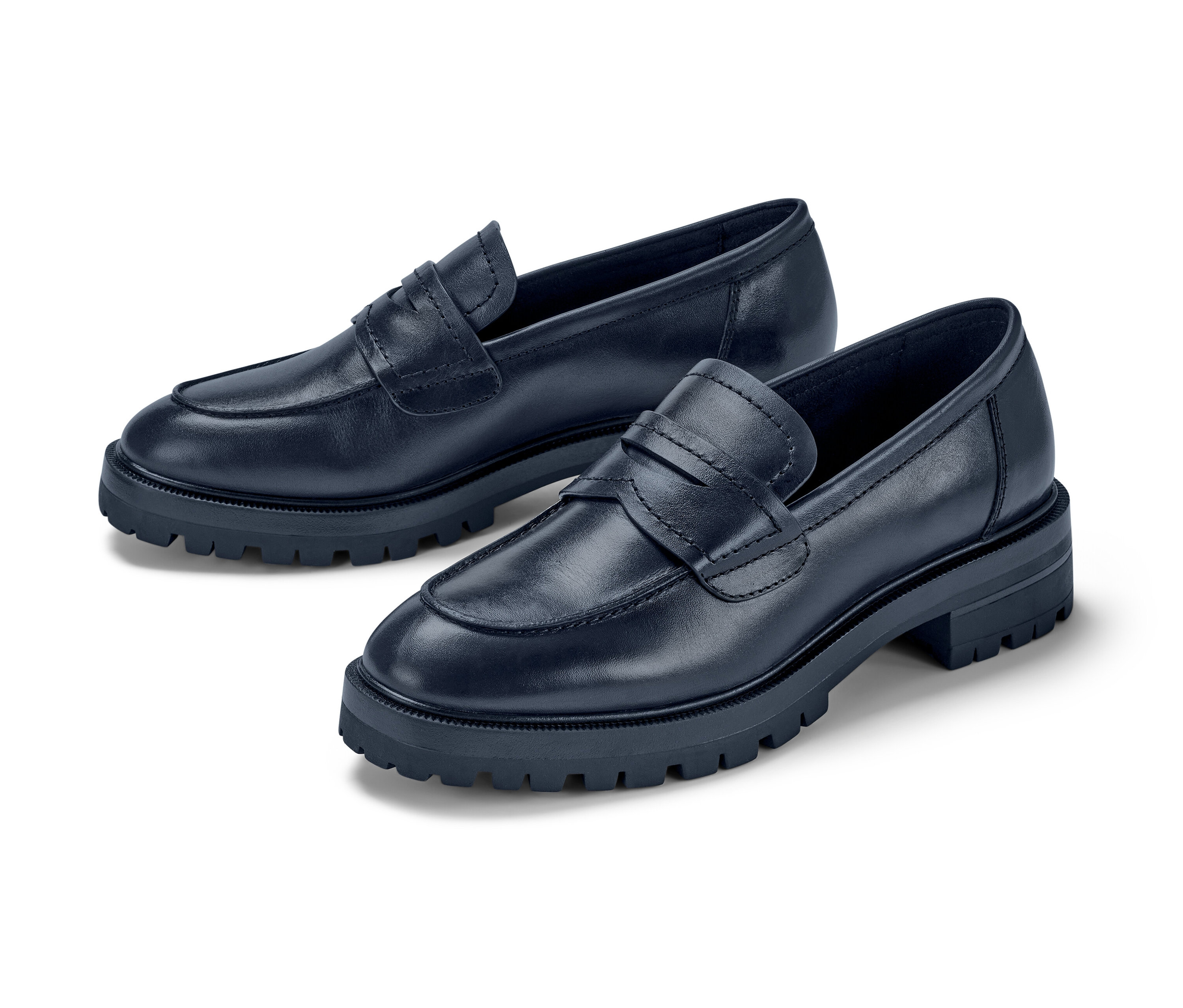 Dvoje kožené mokasíny na bielom pozadí.