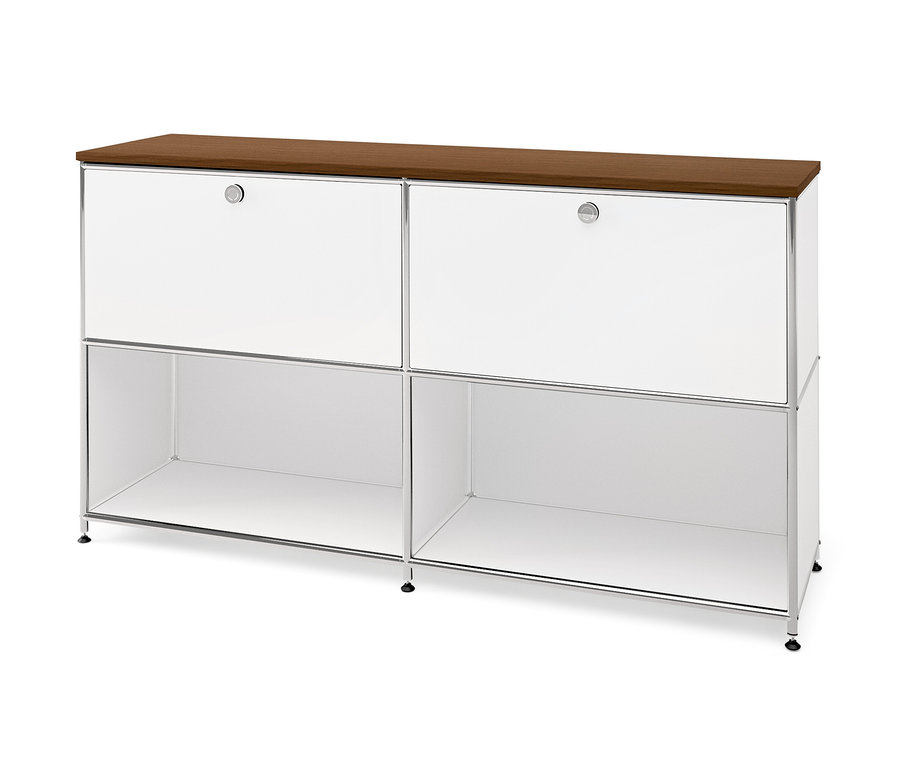 Skrinka s dvomi bielymi hornými dvierkami a otvorenými spodnými priehradkami. Na vrchu je panel »CN3« s dyhou z pravého dreva, vzhľad orecha, šírka 152 cm.
