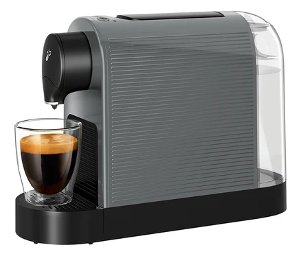 Sivý kávovar Cafissimo pure+ s šálkou kávy.