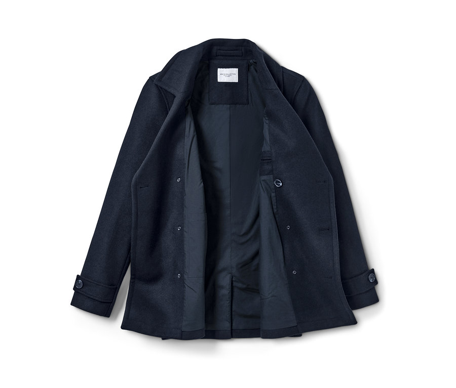 Rozopnutá krátka bunda.