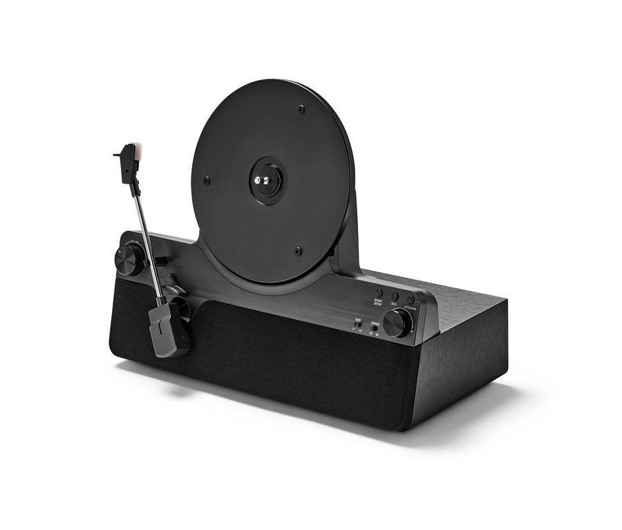 Čierny vertikálny gramofón so zabudovanými reproduktormi.