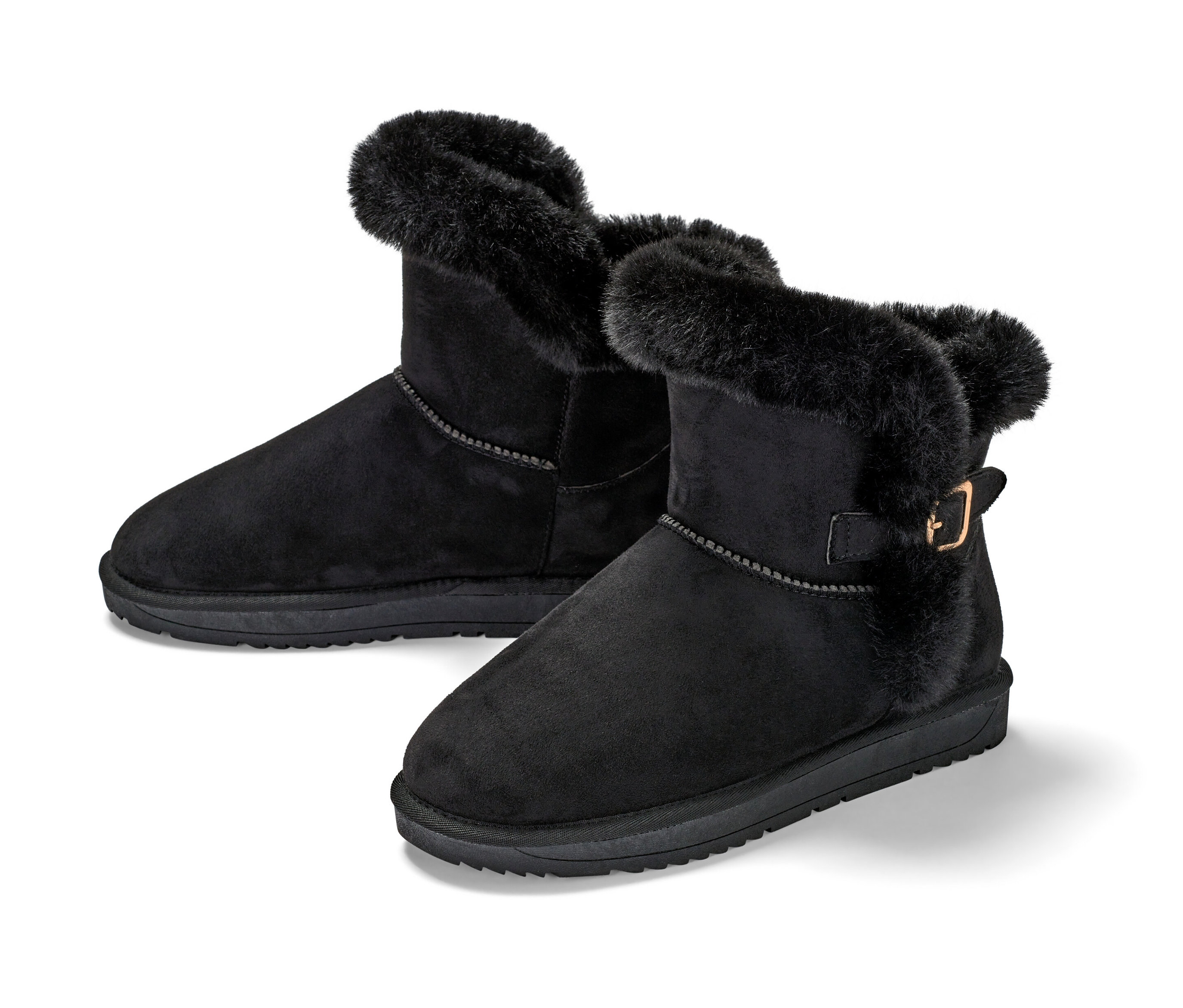 Dvoje čierne podšité čižmy.