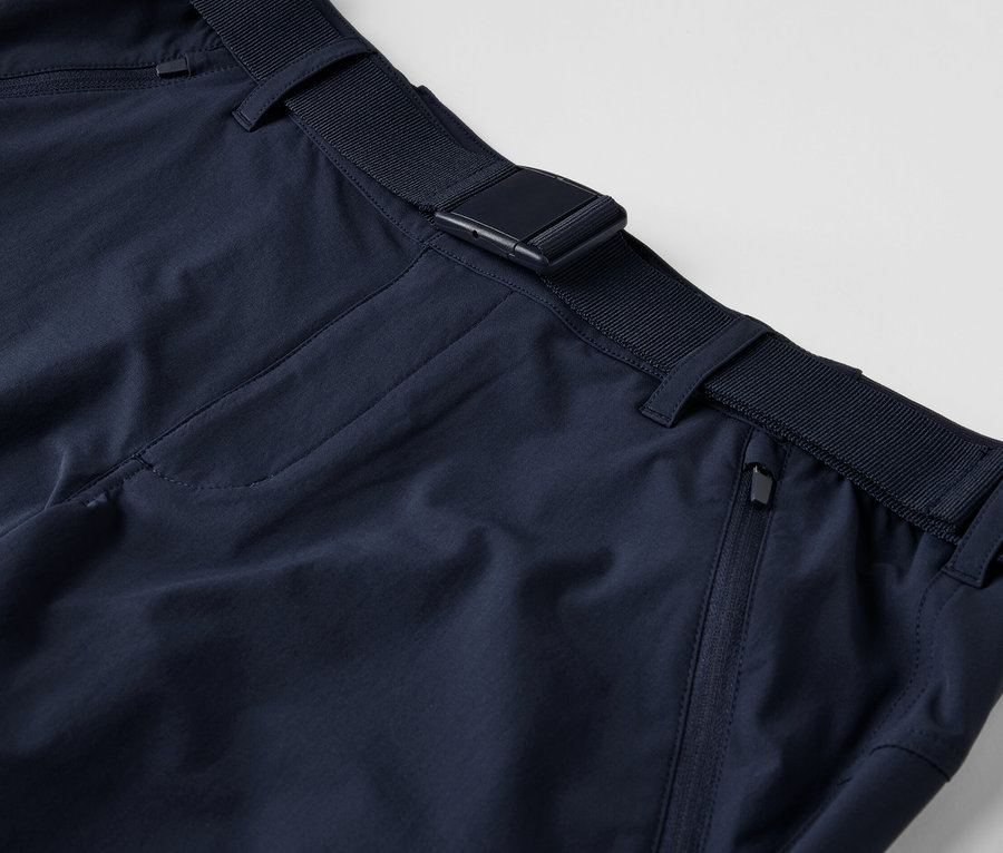 Detail turistických nohavíc s opaskom.