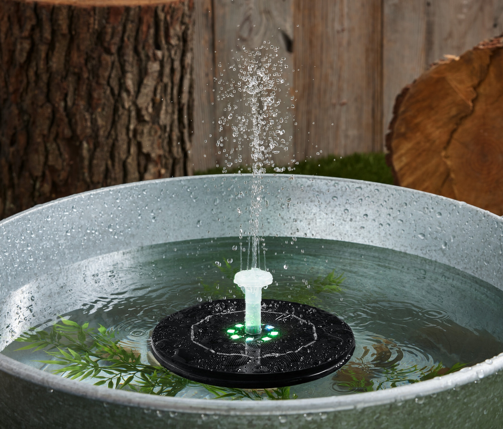 Plávajúca solárna fontánka s osvetlením vo vani s vodou.
