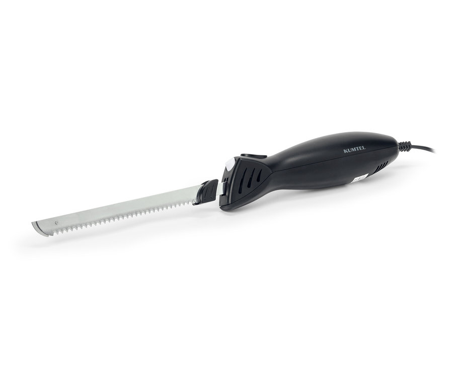 Elektrický nôž s čiernou rukoväťou a striebornou zúbkovanou čepeľou na bielom pozadí.