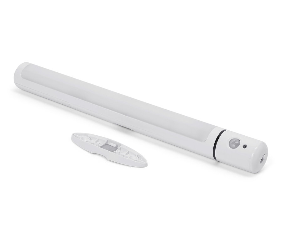 Biele LED svetlo s diaľkovým ovládaním leží na bielom pozadí.