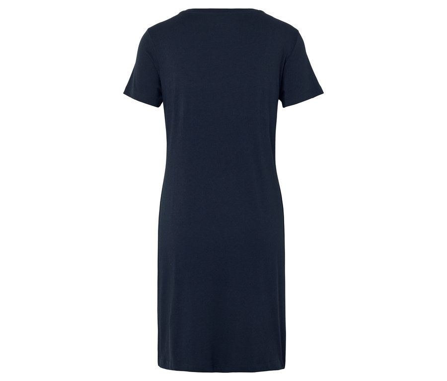 Pohľad zozadu na tmavomodré tričkové šaty po kolená.