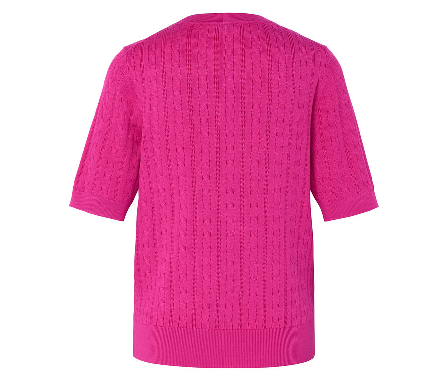 Detail ružového svetra s krátkym rukávom a vrkočovým vzorom.