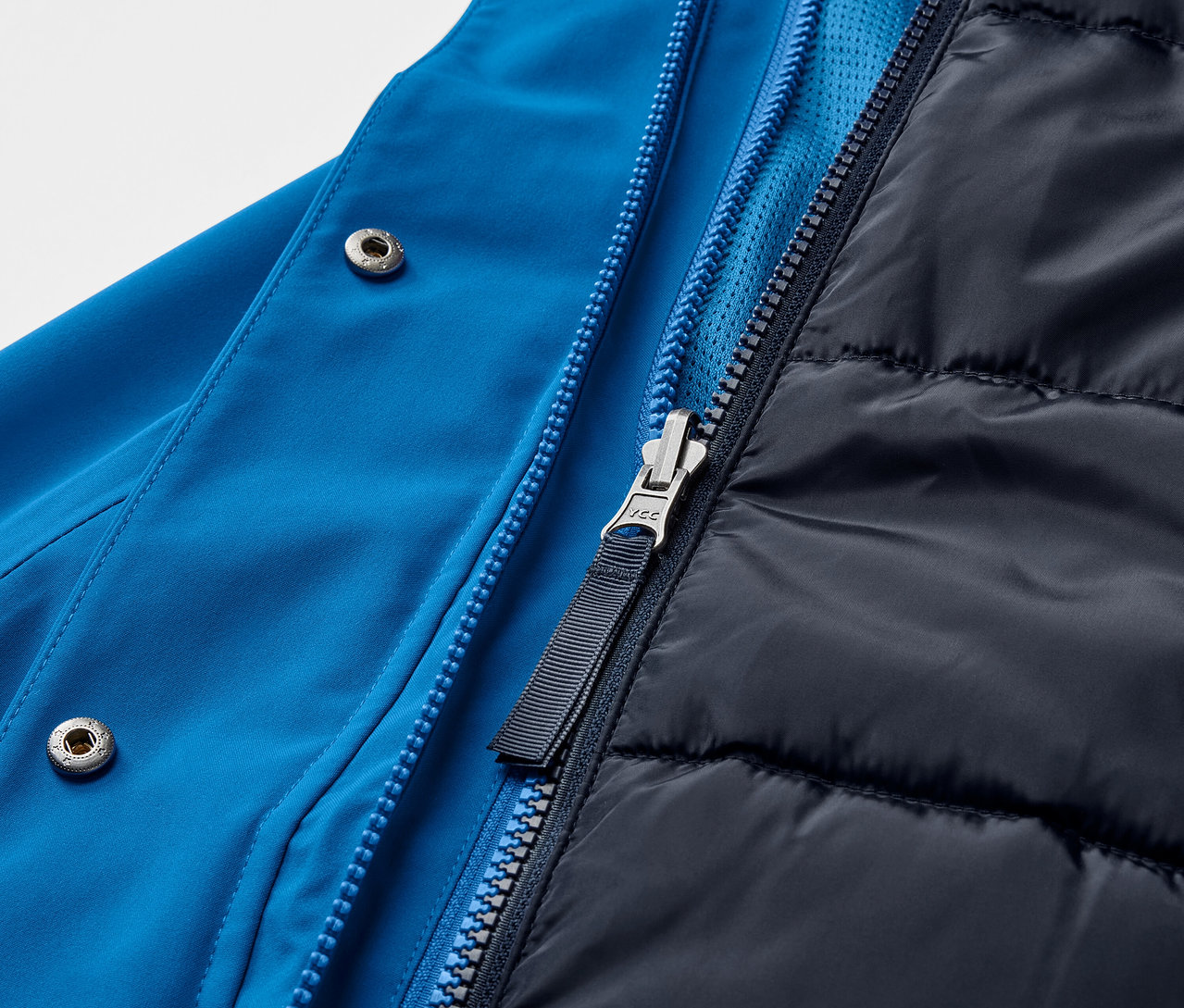 Detail modrej outdoorovej bundy 3 v 1 so zipsom.