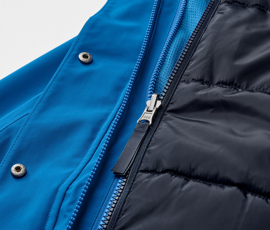 Detail modrej outdoorovej bundy 3 v 1 so zipsom.