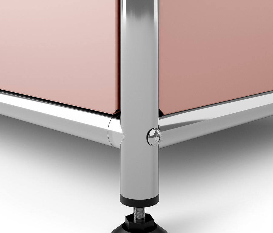 Detail rohu nábytku s chrómovanou nohou, nastaviteľnou výškou a ružovými panelmi.