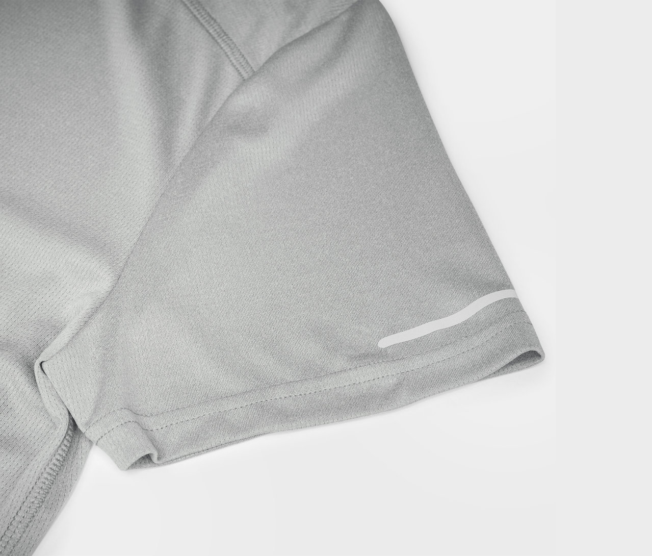 Detail šedého trička s krátkym rukávom a reflexným prúžkom.