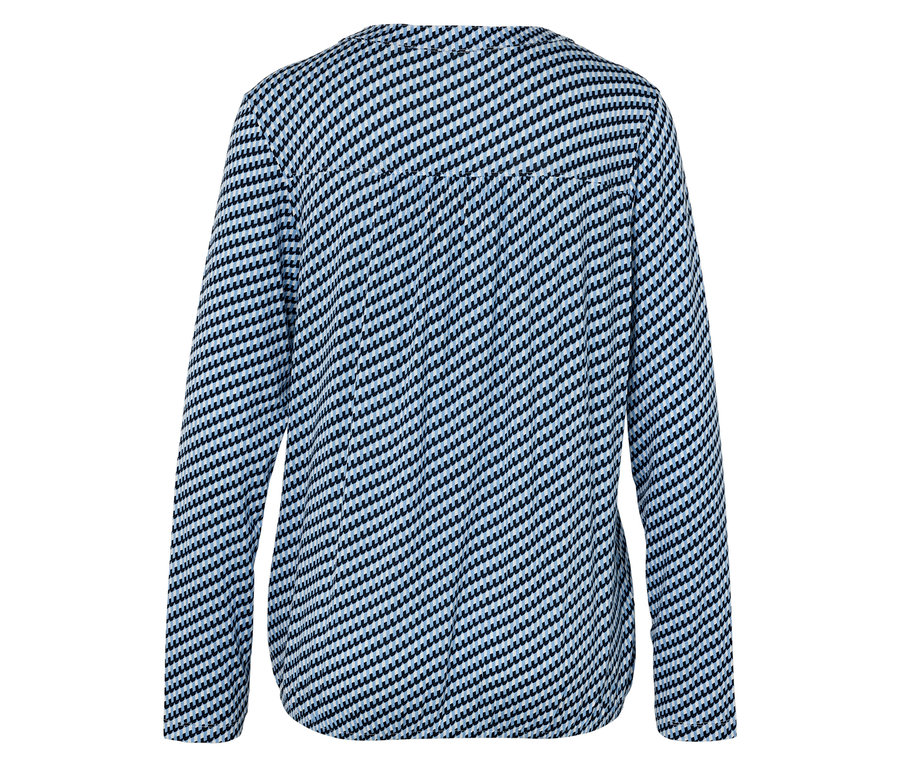 Pohľad zozadu na modré vzorované sako.