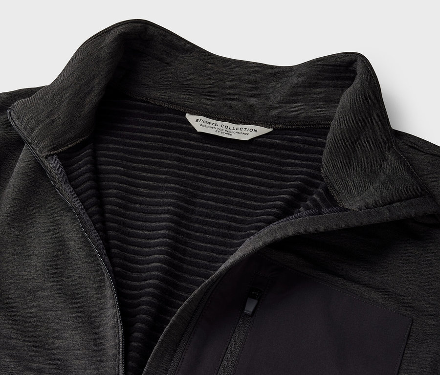 Detailný záber antracitového funkčného trička.