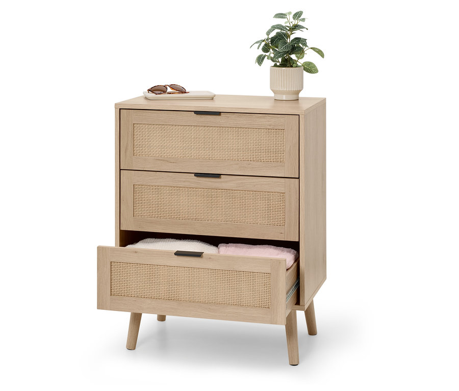 Komoda s tromi zásuvkami, horná zásuvka je otvorená.