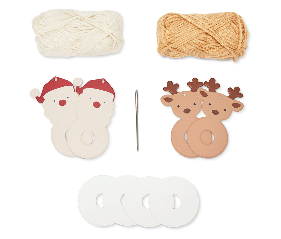 Dve klbká priadze, dve ozdoby Santa Clausa, ihla, dve ozdoby sobov a štyri biele kruhy.