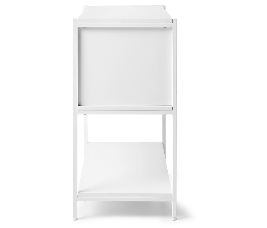 Biely kovový regál s dvoma policami.