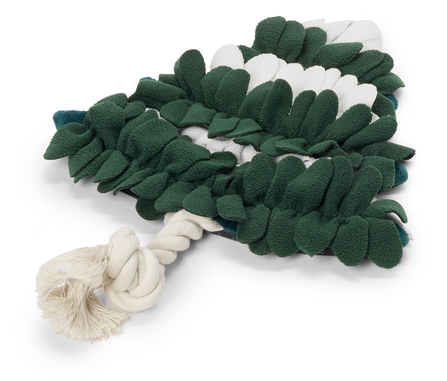 Zeleno-biela hračka pre psov v tvare vianočného stromčeka s uzlom z povrazu.