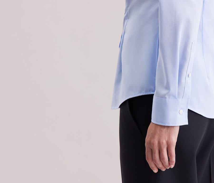 Detail osoby v svetlomodrej blúzke Seidensticker Slim Fit non iron.
