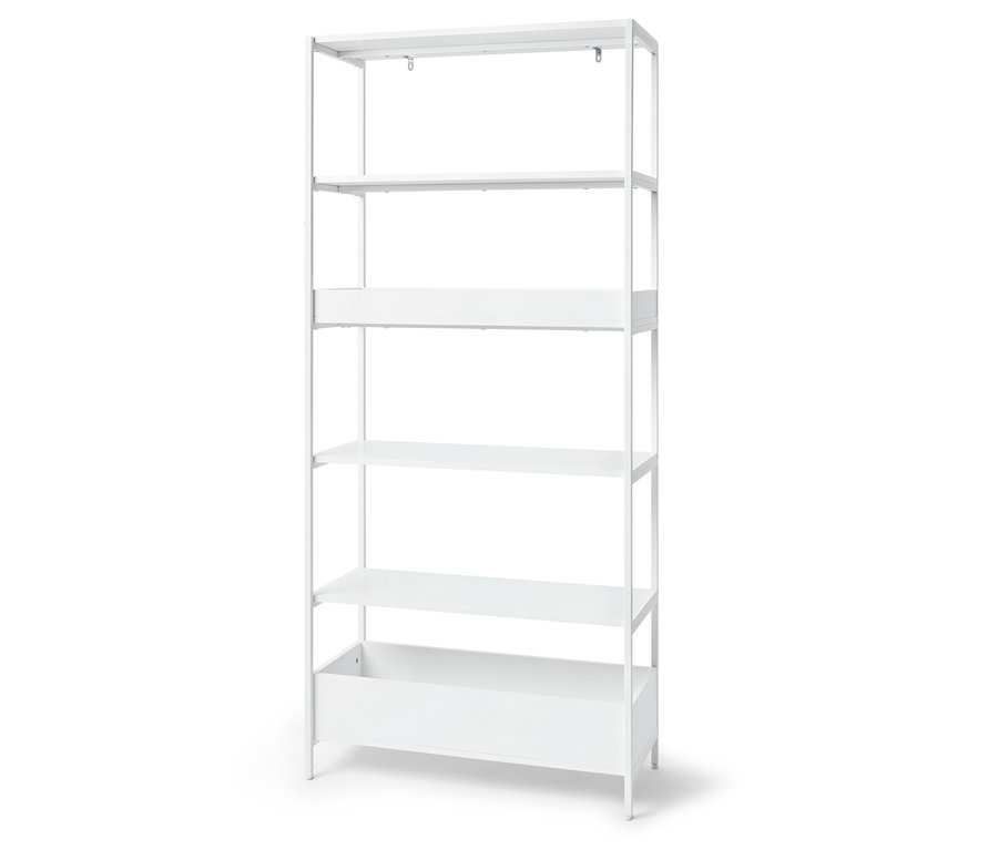 Biely kovový regál s piatimi policami.