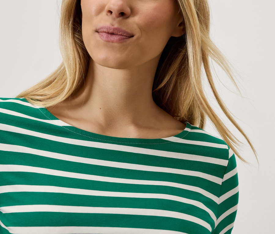 Blondínka má na sebe pruhované tričko.