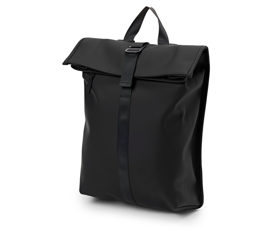 Čierny batoh s rolovacím zapínaním a popruhom na pracku.