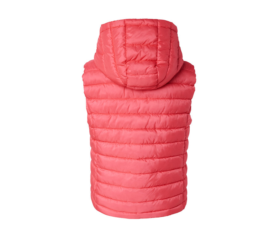 Detail zadnej strany prešívanej vesty s kapucňou.